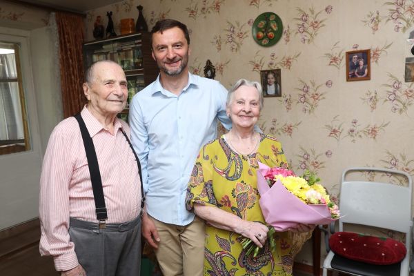 Виктор Неволин поздравил семейную пару раменчан с 70-летием совместной жизни