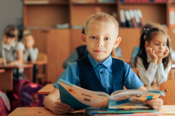 В Раменском городском округе семьям с низкими доходами доставят на дом подарок первокласснику.