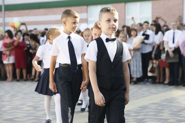 Подмосковные многодетные семьи автоматически получили выплату на школьную форму.