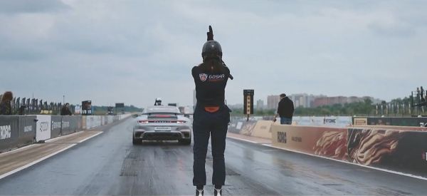 Незабываемый рев мотора и палитра эмоций болельщиков.