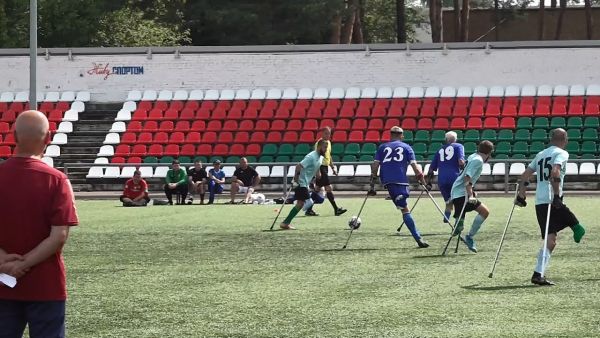 Полевые игроки передвигаются по полю при помощи костылей.