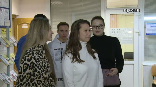 Получение пособия по безработице и постановка на учет в центре занятости.