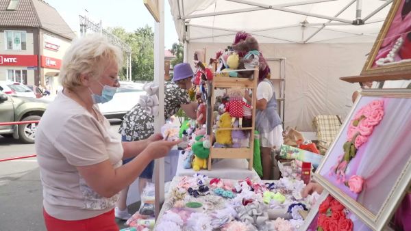 Ярмарка мастеров — изделия ручной работы, мастер-класс робототехники, песни и танцы.