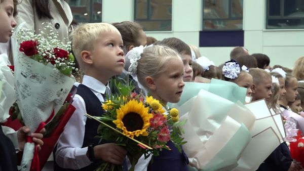 Большая школа №35 на 1100 мест в десятом микрорайоне сегодня наконец-то встречала в своих стенах учеников