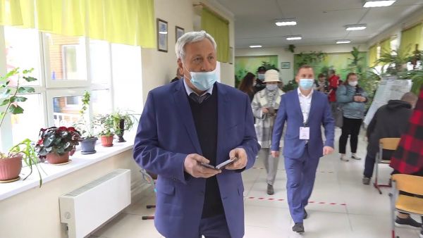 Юрий Липатов, депутат Государственной Думы, отметил важность присутствия молодежи.