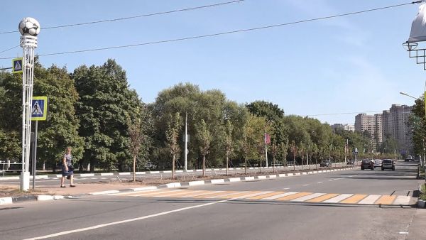 Новыми красками заиграла разделительная полоса автомобильной дороги по улице Космонавтов.