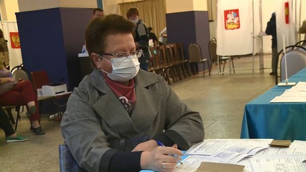 Около ста тысяч УИК открыты по всей стране.