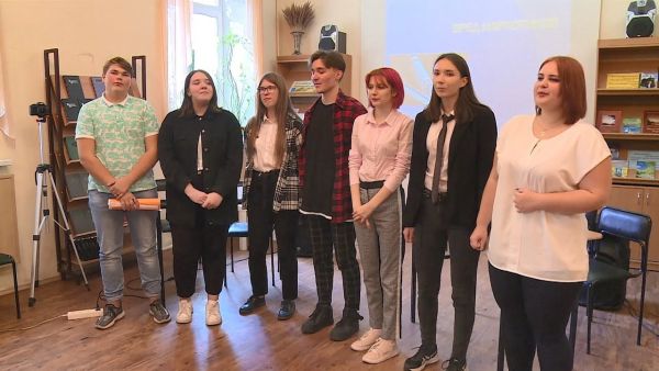 С определения слова «враг» начали свою презентацию студенты.