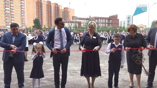Сегодня распахнула двери новая большая школа №35 на 1100 мест.