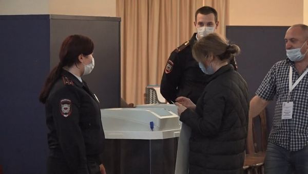 Сотрудниками МВД России круглосуточно осуществляется охрана помещения, где хранятся бюллетени.