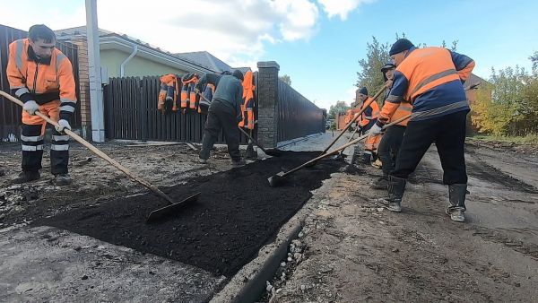 Строительство тротуаров около Дергаевской школы №23 идет полным ходом.