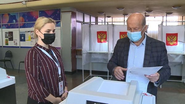 В МУК ДК «Сатурн» избирателей встречает музыка.