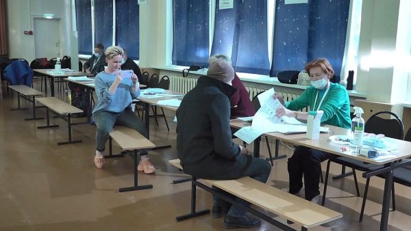 За ходом голосования следят общественные наблюдатели.