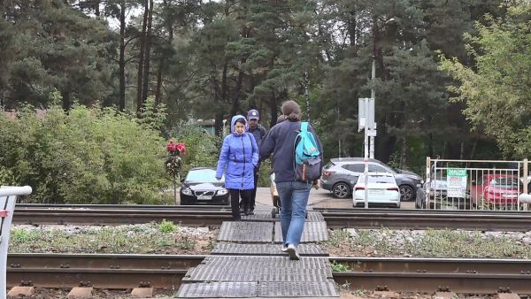 Железная дорога —  место повышенной опасности.