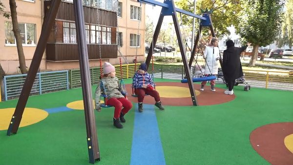 Качели, горки, игровые стенки, прорезиненное покрытие.