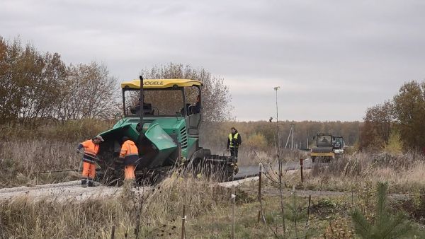 В деревне Костино начались завершающие в этом году работы по ремонту дорог.