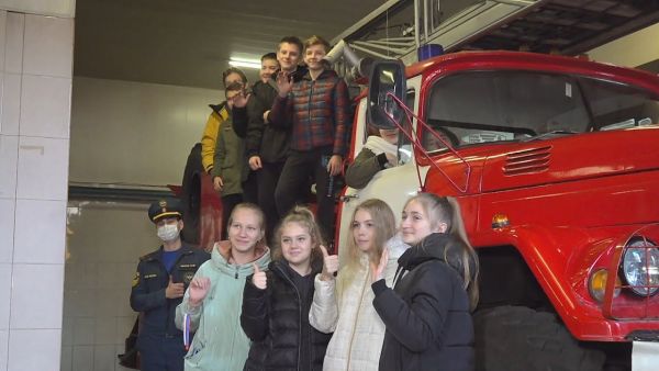 В рамках месячника гражданской обороны в пожарно-спасательной части №42 прошла экскурсия для детей .
