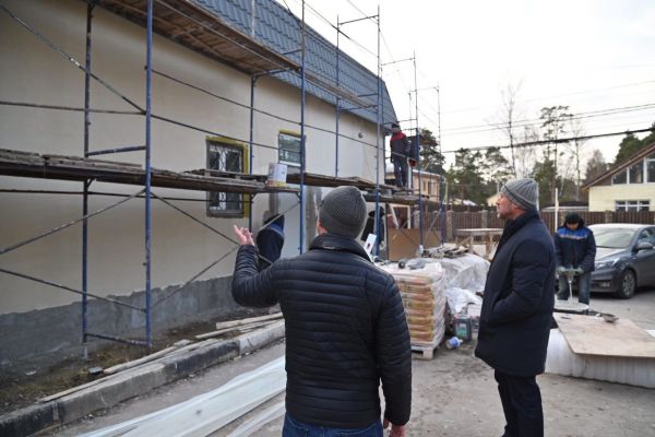 В доме культуры поселка Ильинский Раменского г.о. ведутся ремонтные работы фасада здания и кровли.