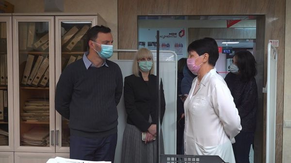Cегодня глава Раменского г.о Виктор Неволин посетил пункты вакцинации.