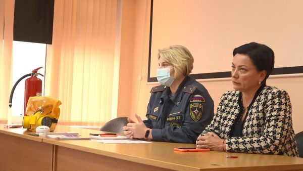 Как правило, даже, если в доме есть огнетушитель, инструкцию к нему редко кто читает.