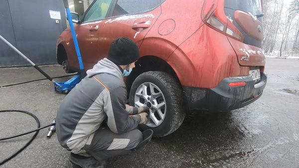 На станциях техобслуживания Раменского сейчас горячий сезон.