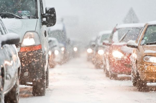 Минтранс Подмосковья призывает автомобилистов не выезжать на дороги в сильный снегопад.
