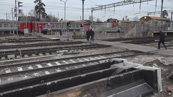 Профилактический рейд провели сегодня на ж/д переходе у платформы Ипподром.