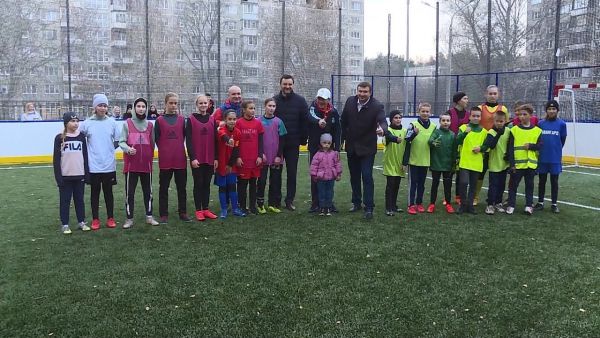В микрорайоне Холодово в октябре построили новую многофункциональную спортивную площадку