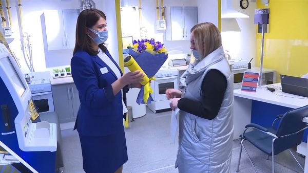 В офисе социальной газификации вручают подарки.