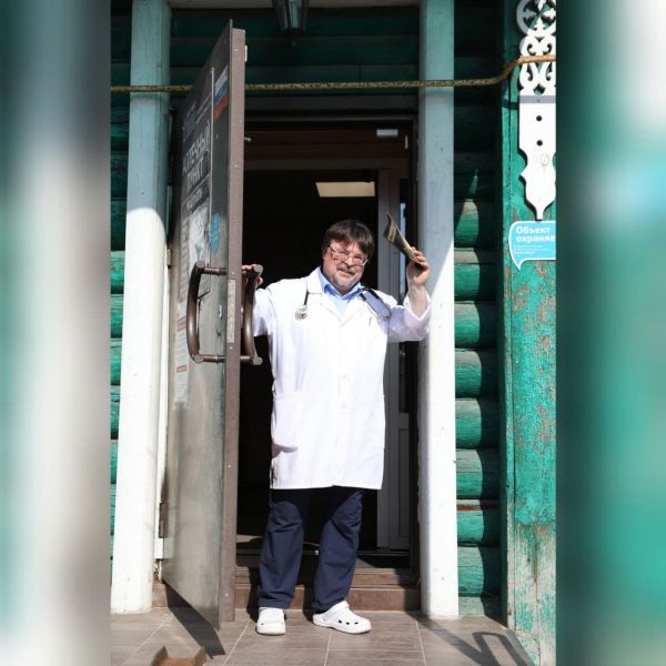 Врач невролог Евгений Иванович Иващенко около 10 лет назад создал единственную в Подмосковье частную аптеку-музей