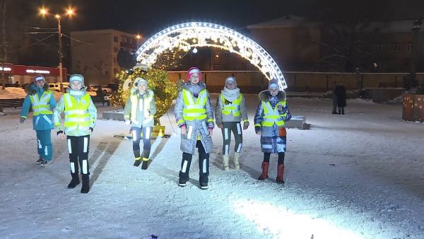 Акция «Засветись! — Стань заметней на дороге!» прошла на площади Молодежи.