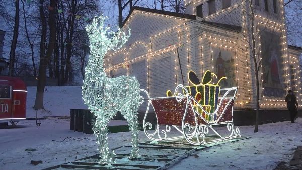 Cегодня во всех парках Подмосковья одновременно была включена новогодняя иллюминация.