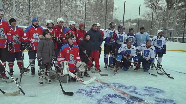 Хоккейная команда «Холодово»  пригласила сборную Администрации опробовать лед.