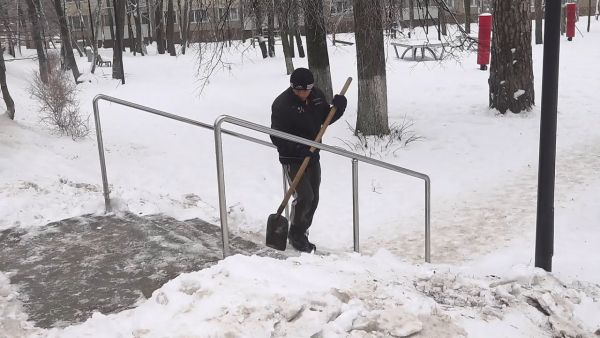 Контролирующий рейд по уборке снега возле остановок, тротуаров провели сотрудники Госадмтехнадзора.