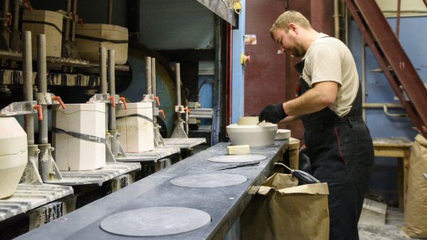 Гжельский завод художественной росписи ежегодно выпускает около 40 тыс. изделий