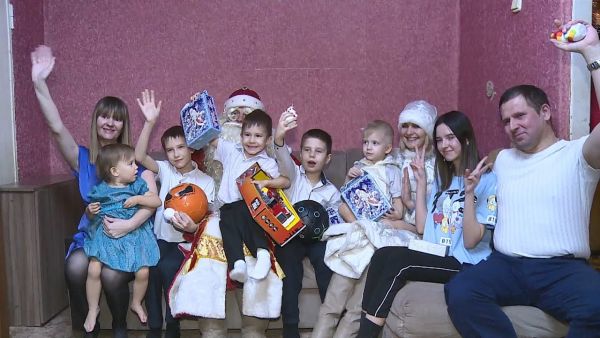 На днях в многодетную семью Суховых из Великого Устюга приехал Дедушка Мороз со Снегурочкой.