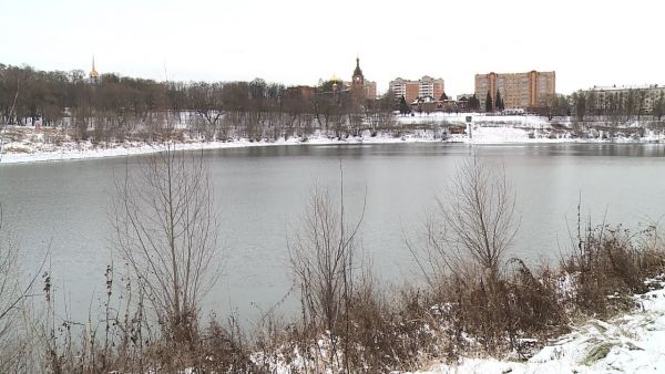 На улице становится холоднее и на водоемах Подмосковья уже начинает появляться лед.