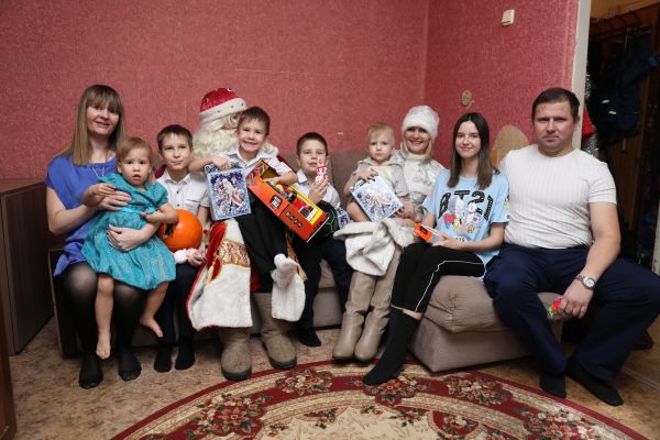 Дед Мороз и Снегурочка поздравили многодетную семью Суховых из города Раменское.
