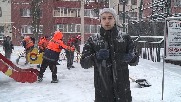 Службы дорожного хозяйства в усиленном режиме ведут работы по устранению последствий снегопада.