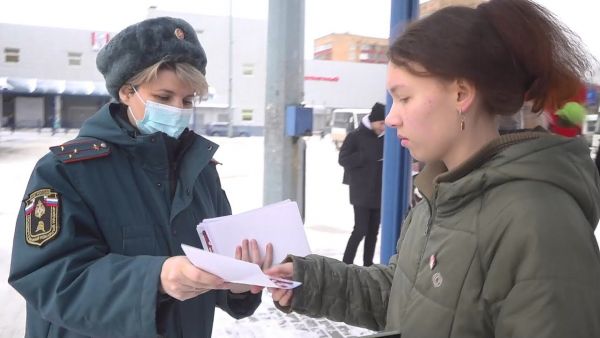 Сотрудники МЧС вышли в рейд и напомнили горожанам о важности соблюдения правил пожарной безопасности