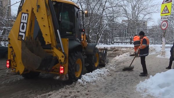 Улицы города очищают от снега.