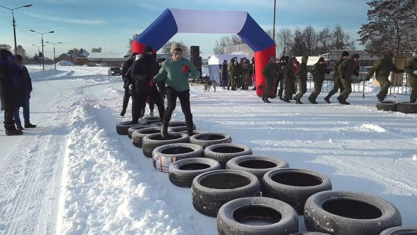 Веселой задорной песней начались состязания «Тропою героев» на Раменском ипподроме.