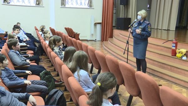 В рамках акции «В центре внимания дети» в школе №21 прошла встреча инспектора ОНД и ПР Людмилы Фоминой с учащимися.