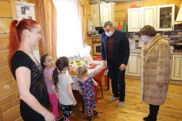 Депутат Мособлдумы Олег Жолобов вручил продуктовые наборы многодетным семьям