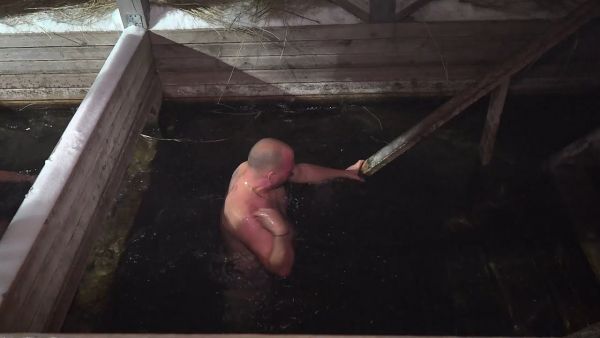 Традиционные крещенские купания прошли в Раменском г.о в ночь с 18 на 19 января.