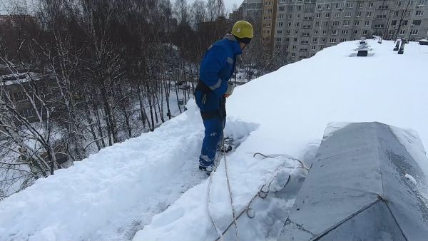 В городе усилили контроль за качеством очисти крыш от снега и сосулек.