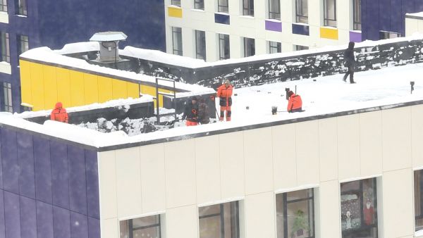 В Раменском округе очищают крыши образовательных учреждений от снега
