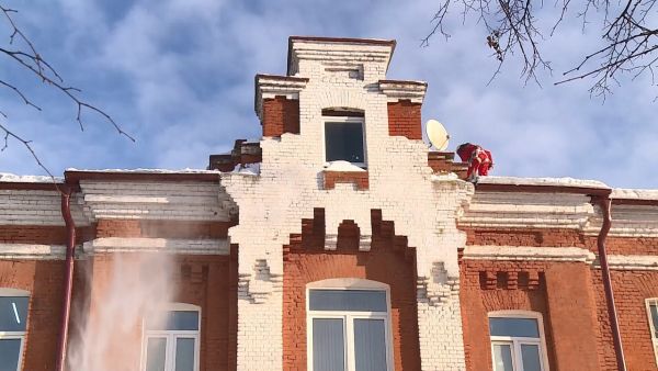 Очистка крыш от наледи и снежных покровов в Раменском продолжается.