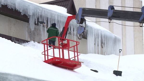 В ДК «Имени Воровского» уборку кровли проводят регулярно.