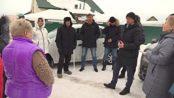Жители коттеджного в п.Кривцах встретились с заместителем главы администрации Виталием Чеховым.